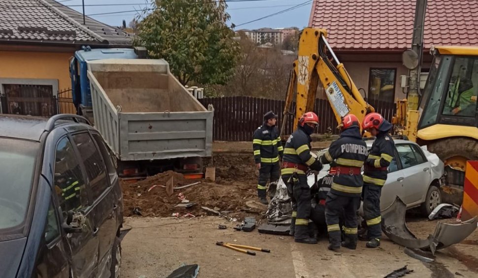 Casă din Dorohoi, distrusă după un accident între un camion, un buldoexcavator şi două autoturisme