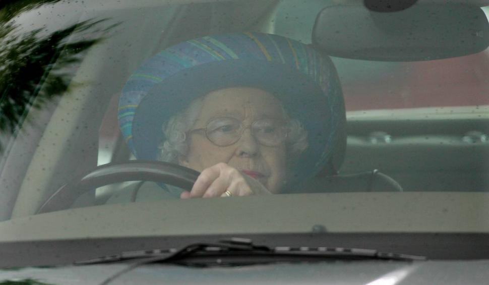 Celebra mașină a Reginei Elisabeta a II-a, vândută la licitație cu o sumă uluitoare. Cât costă mașina veche de 19 ani 869380