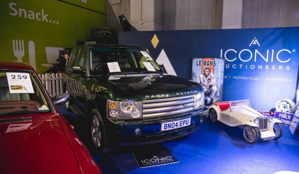 Celebra mașină a Reginei Elisabeta a II-a, vândută la licitație cu o sumă uluitoare. Cât costă mașina veche de 19 ani 869385