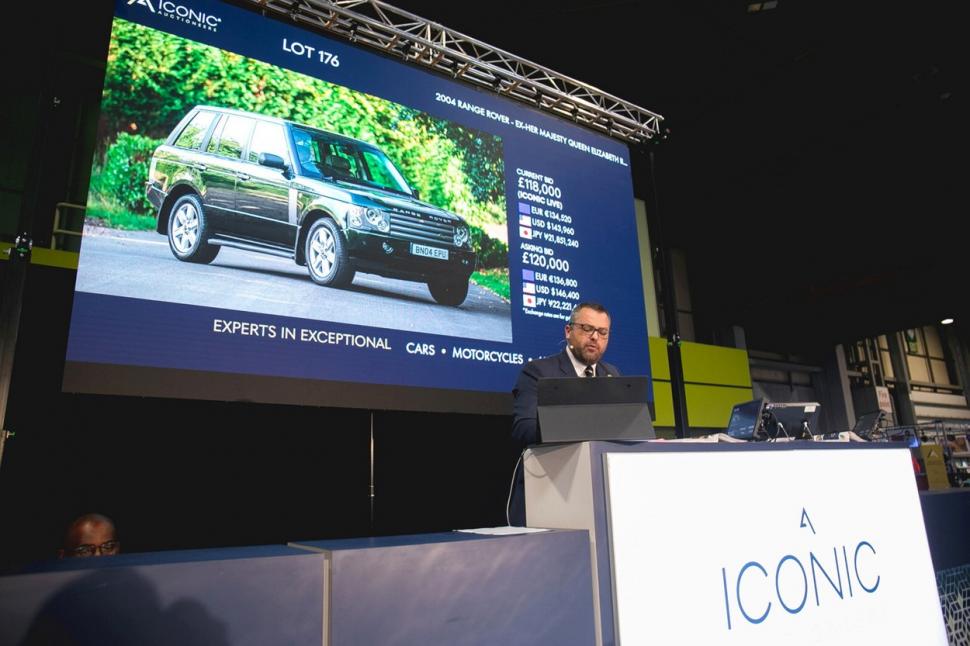 Celebra mașină a Reginei Elisabeta a II-a, vândută la licitație cu o sumă uluitoare. Cât costă mașina veche de 19 ani 869386