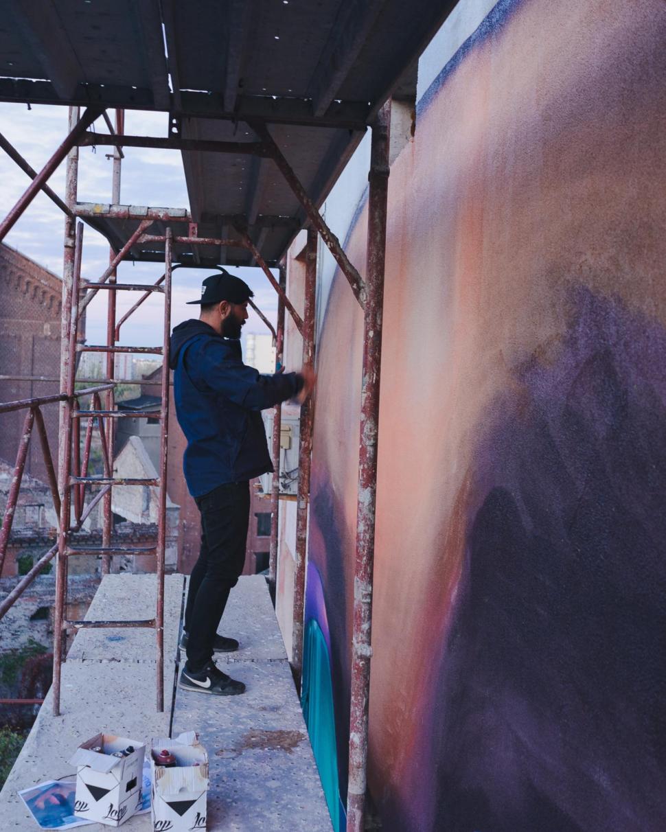 Campionul David Popovici, pictat pe un bloc de pe Șoseaua Ștefan cel Mare din Bucureşti 869654