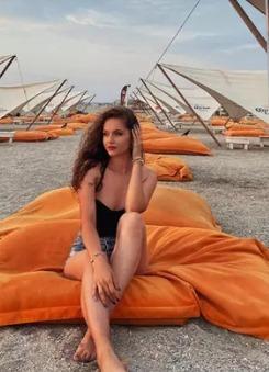 Ea este Geanina, tânăra poliţistă din Huşi, prinsă la furat de haine într-un mall din Iaşi 869629