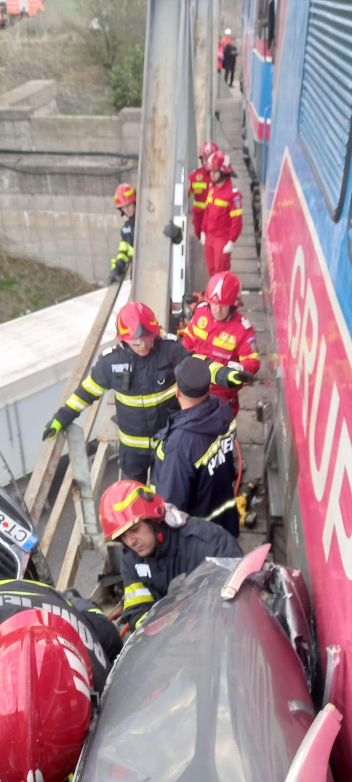 Maşină strivită de un tren, pe un pod feroviar din Constanţa | Operaţiune de salvare a şoferului 869538