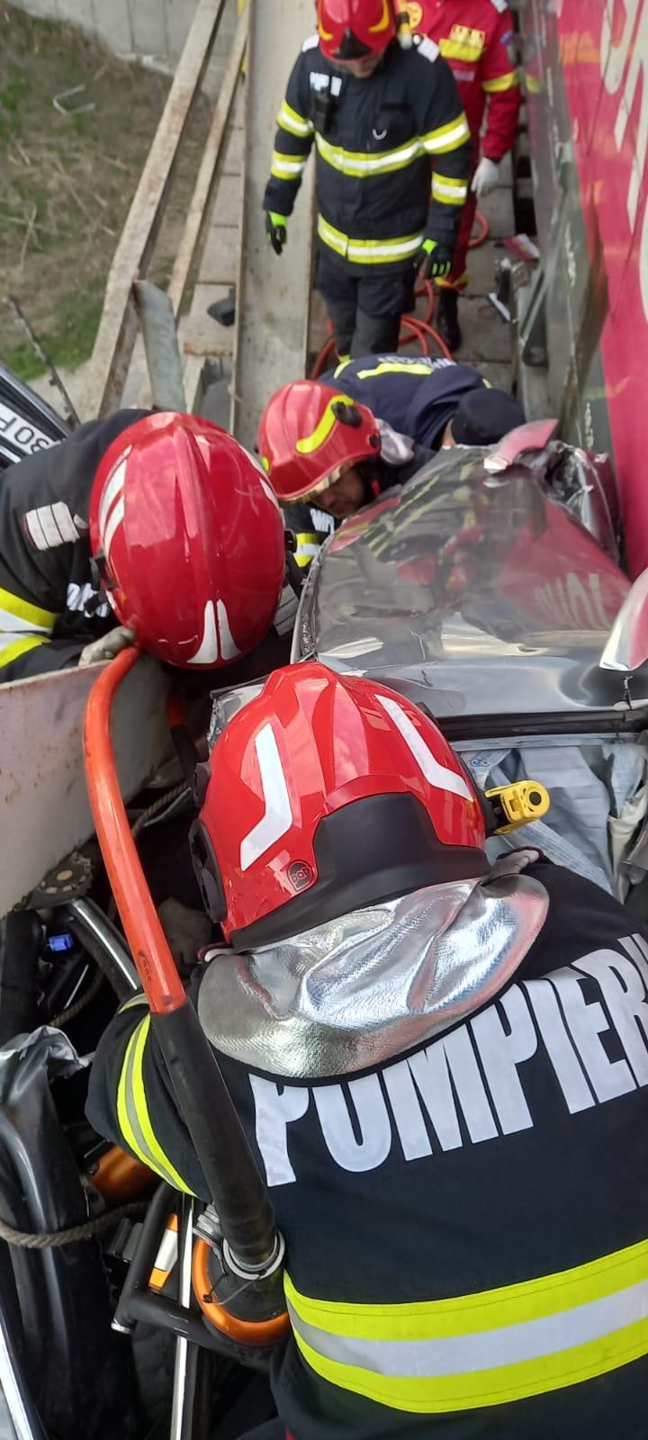 Maşină strivită de un tren, pe un pod feroviar din Constanţa | Operaţiune de salvare a şoferului 869539