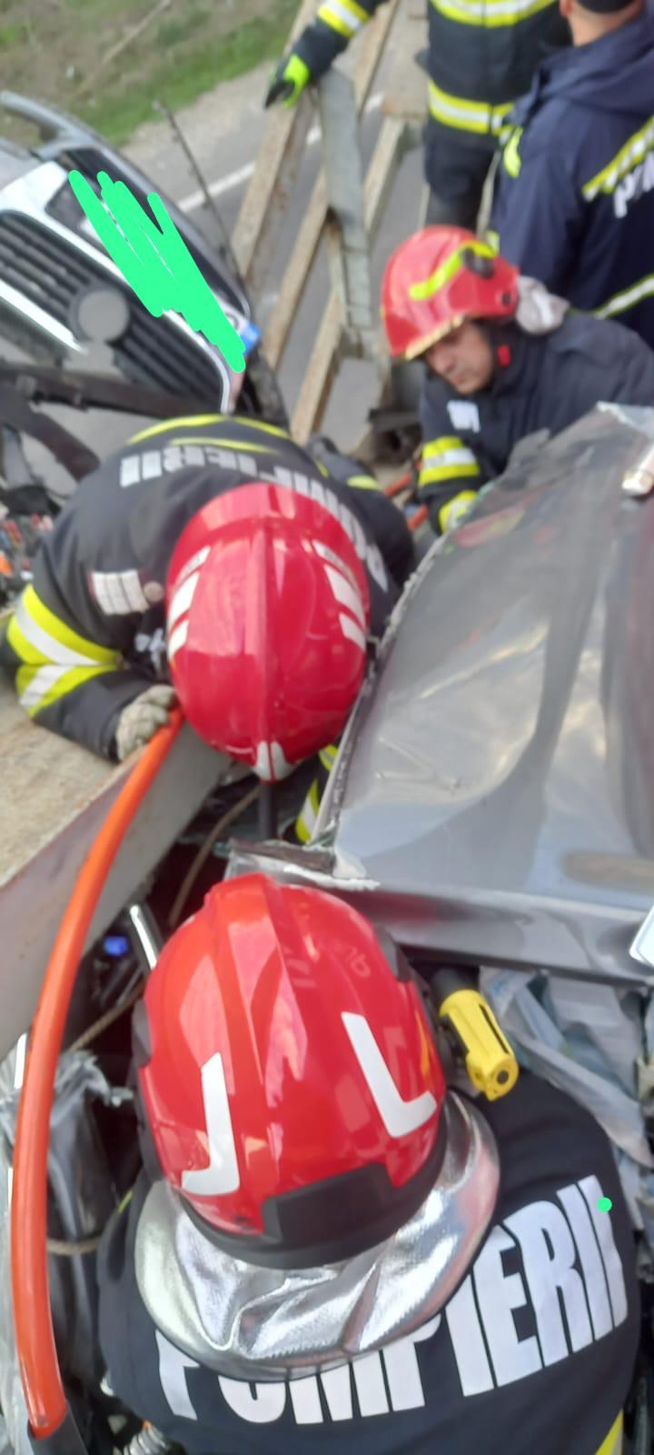 Maşină strivită de un tren, pe un pod feroviar din Constanţa | Operaţiune de salvare a şoferului 869540