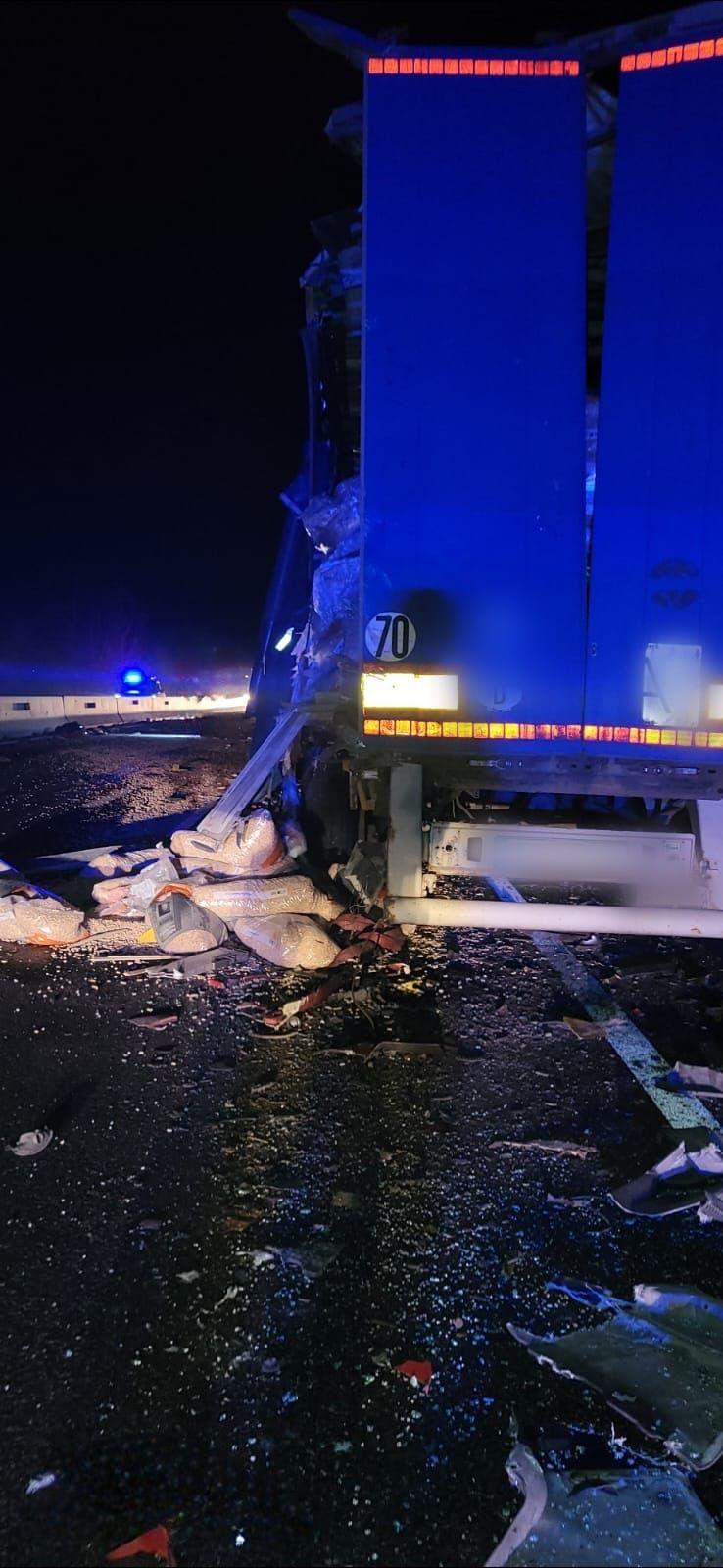 Un şofer de TIR a murit în cabina cuprinsă de flăcări, după un accident cumplit pe DN 5, în zona Daia din Giurgiu 869556