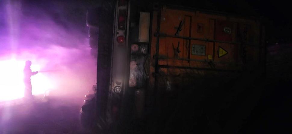 Un şofer de TIR a murit în cabina cuprinsă de flăcări, după un accident cumplit pe DN 5, în zona Daia din Giurgiu 869557