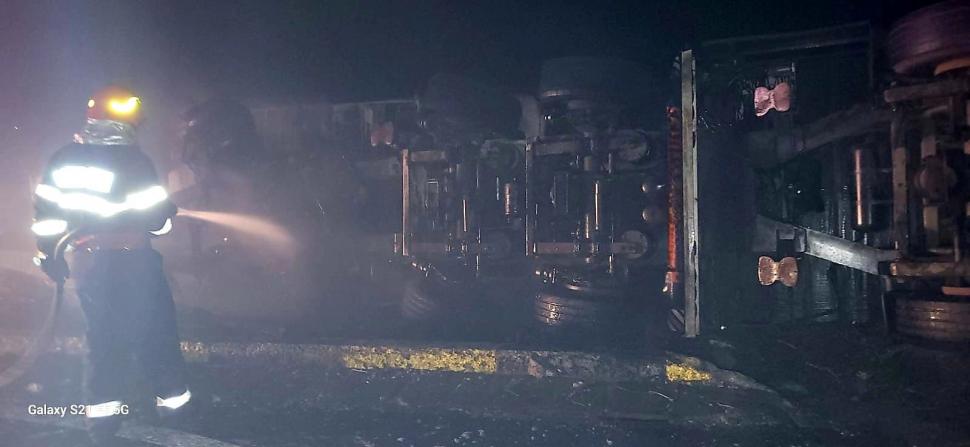 Un şofer de TIR a murit în cabina cuprinsă de flăcări, după un accident cumplit pe DN 5, în zona Daia din Giurgiu 869559