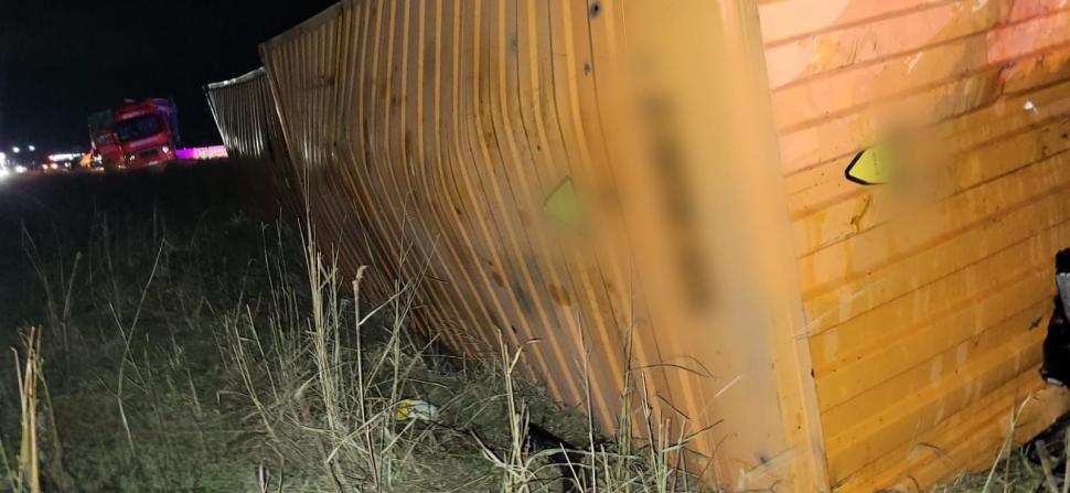 Un şofer de TIR a murit în cabina cuprinsă de flăcări, după un accident cumplit pe DN 5, în zona Daia din Giurgiu 869560