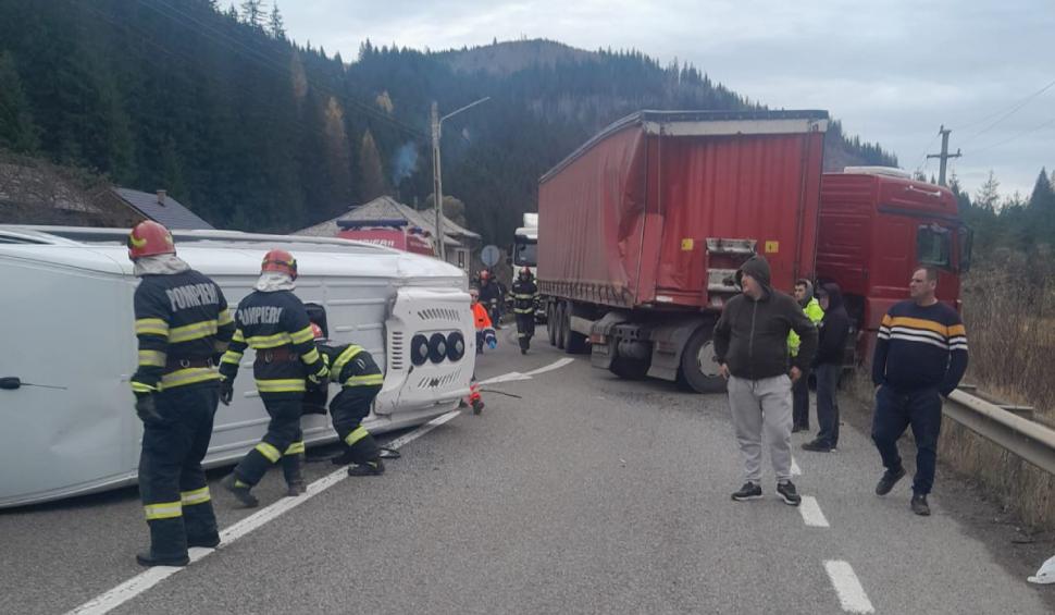 Accident între un microbuz de călători şi un TIR, la Valea Putnei | A fost activat planul roşu de intervenţie 869879