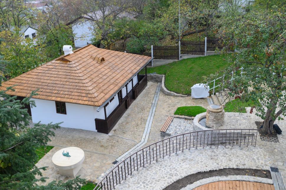 Bojdeuca lui Ion Creangă a fost modernizată. Imaginile care au stârnit un val de critici și ironii: "Se poate închiria în regim hotelier?" 869864