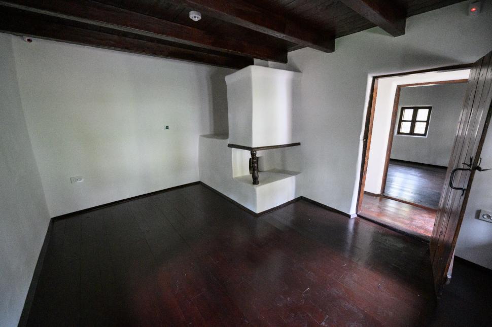 Bojdeuca lui Ion Creangă a fost modernizată. Imaginile care au stârnit un val de critici și ironii: "Se poate închiria în regim hotelier?" 869868