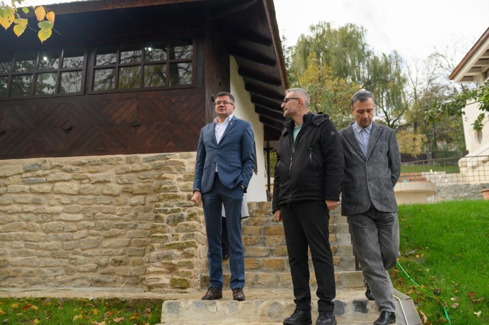 Bojdeuca lui Ion Creangă a fost modernizată. Imaginile care au stârnit un val de critici și ironii: "Se poate închiria în regim hotelier?" 869871