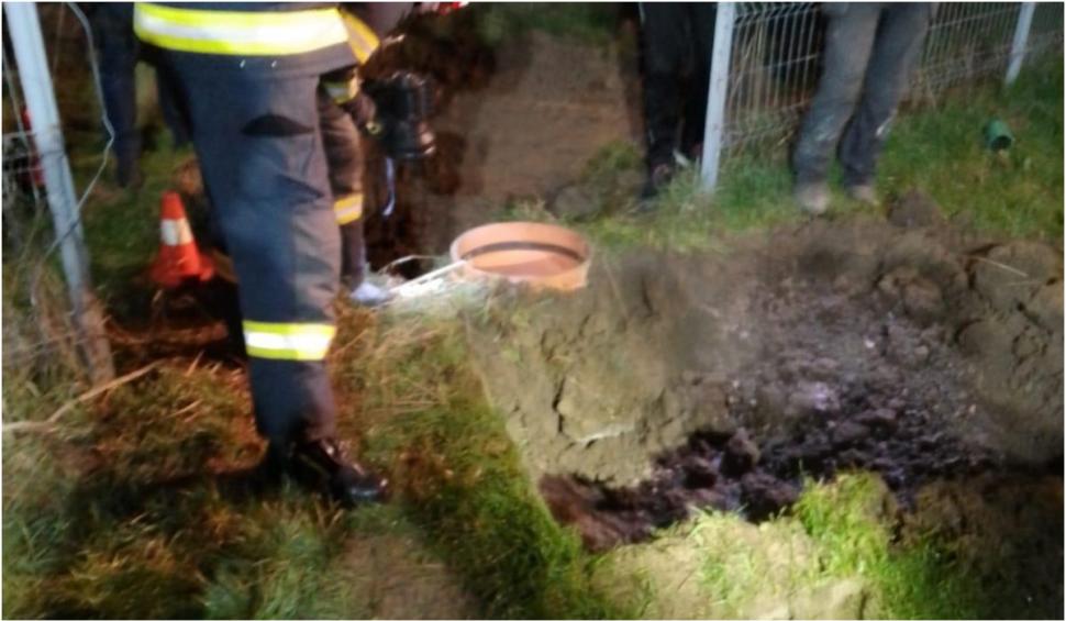 O femeie din Satu Mare a rămas blocată într-un tub de canalizare. A fost scoasă de pompieri după două ore  869812