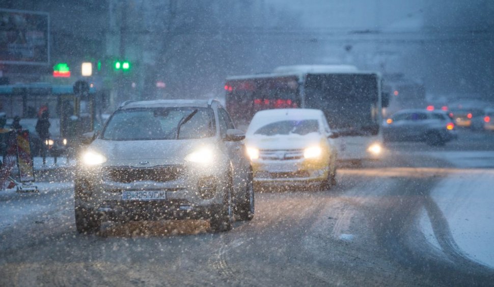 Ninge în București, vremea se răceşte în Capitală | Meteorologii anunţă temperaturi scăzute, ploi, lapoviţă şi zăpadă