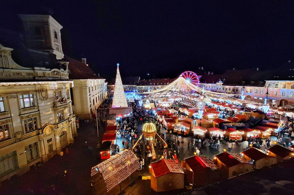 Primele imagini de la Târgul de Crăciun din Sibiu. Preţul cu care se vinde vinul fiert în noul sezon