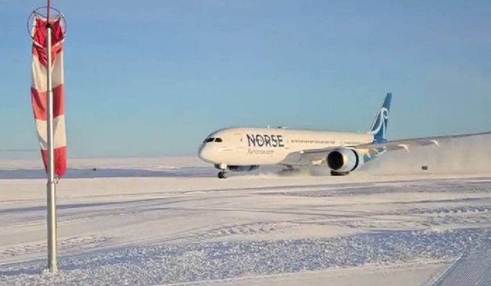 Un avion de pasageri Boeing 787 aterizează pe zăpadă, în Antarctica | Moment unic în istorie, viral pe internet
