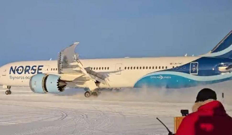 Un avion de pasageri Boeing 787 aterizează pe zăpadă, în Antarctica | Moment unic în istorie, viral pe internet 870042