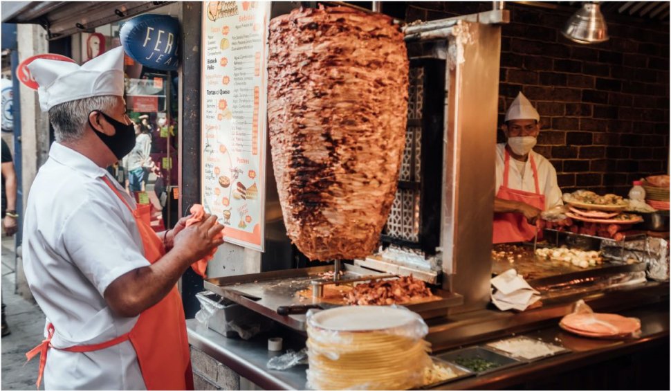 Angajatul unui local de kebab dezvăluie ce se întâmplă cu carnea de shaorma rămasă la finalul zilei 