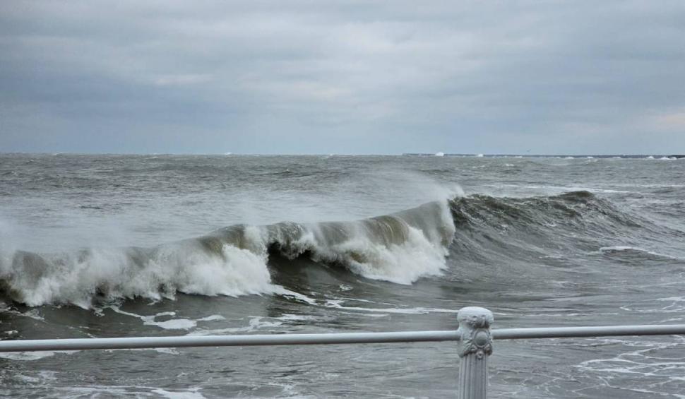 Imagini spectaculoase cu Marea Neagră, surprinse lângă Cazinoul Constanța, în timpul furtunii provocate de ciclon 870113
