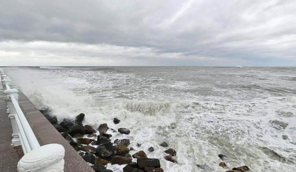 Imagini spectaculoase cu Marea Neagră, surprinse lângă Cazinoul Constanța, în timpul furtunii provocate de ciclon 870114