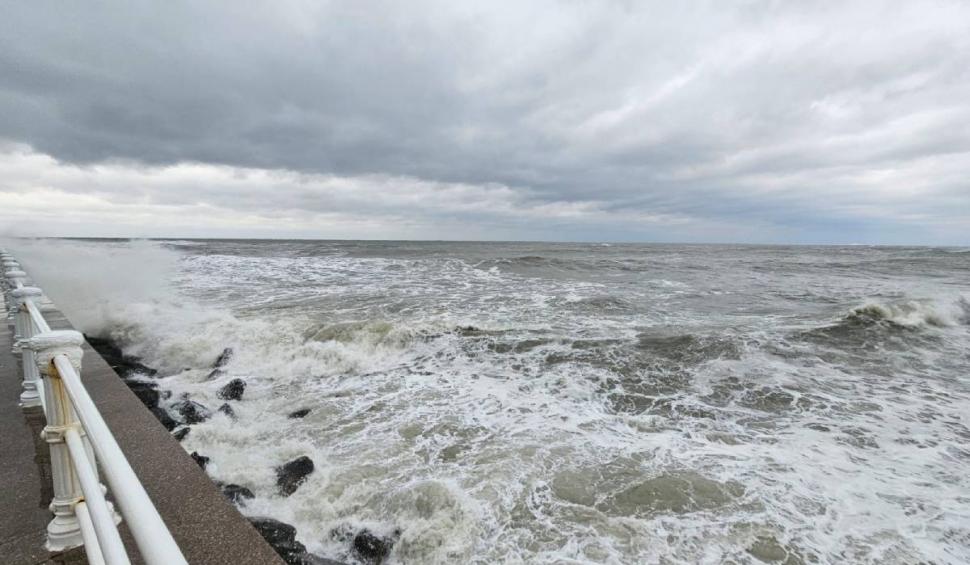 Imagini spectaculoase cu Marea Neagră, surprinse lângă Cazinoul Constanța, în timpul furtunii provocate de ciclon 870115