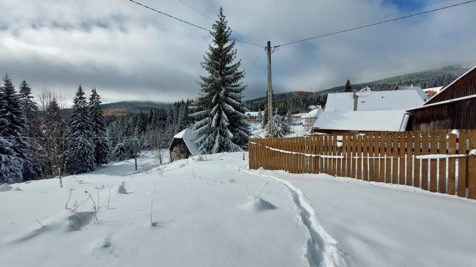 S-a deschis una din pârtiile de la Harghita-Băi! Imagini de poveste cu stațiunea acoperită de zăpadă 870094