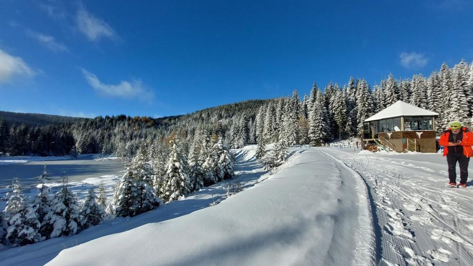 S-a deschis una din pârtiile de la Harghita-Băi! Imagini de poveste cu stațiunea acoperită de zăpadă 870096