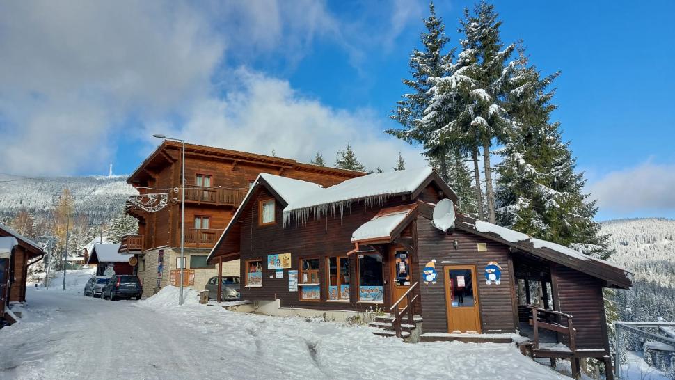 S-a deschis una din pârtiile de la Harghita-Băi! Imagini de poveste cu stațiunea acoperită de zăpadă 870097