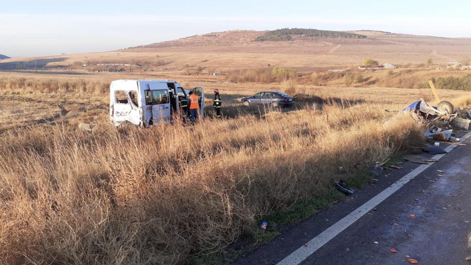 Accident între un TIR şi un microbuz cu opt persoane, lângă localitatea Gălbiori din judeţul Constanţa 870147