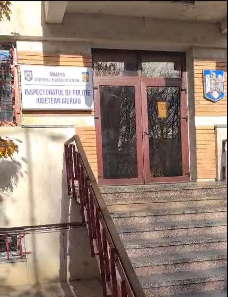 Protest spontan al poliţiştilor, în faţa IPJ Giurgiu. Agenţii s-au "înarmat" cu tobe şi vuvuzele şi îşi strigă nemulţumirile în stradă 870215