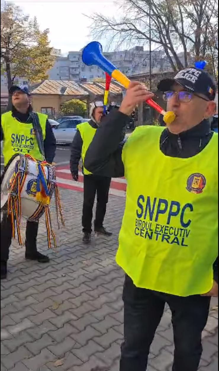Protest spontan al poliţiştilor, în faţa IPJ Giurgiu. Agenţii s-au "înarmat" cu tobe şi vuvuzele şi îşi strigă nemulţumirile în stradă 870216