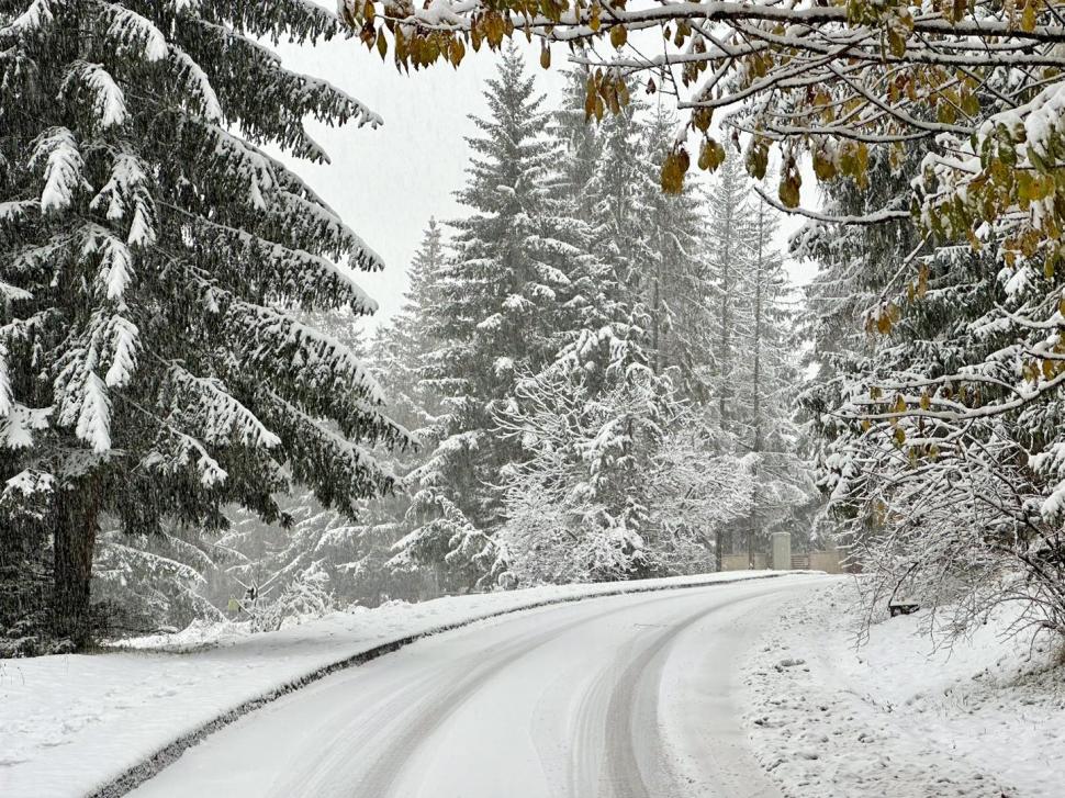 Staţiunile de la munte, pline cu turişti în primul weekend cu zăpadă: "Avem pârtie pregătită" 870130