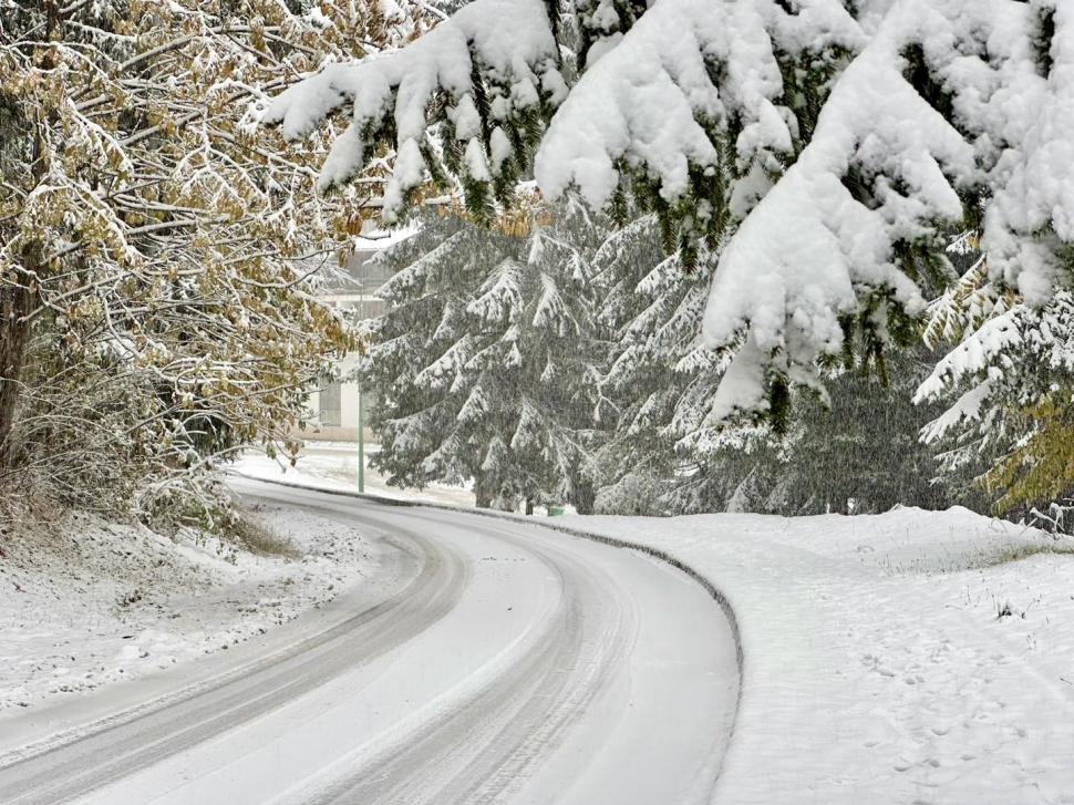 Staţiunile de la munte, pline cu turişti în primul weekend cu zăpadă: "Avem pârtie pregătită" 870131