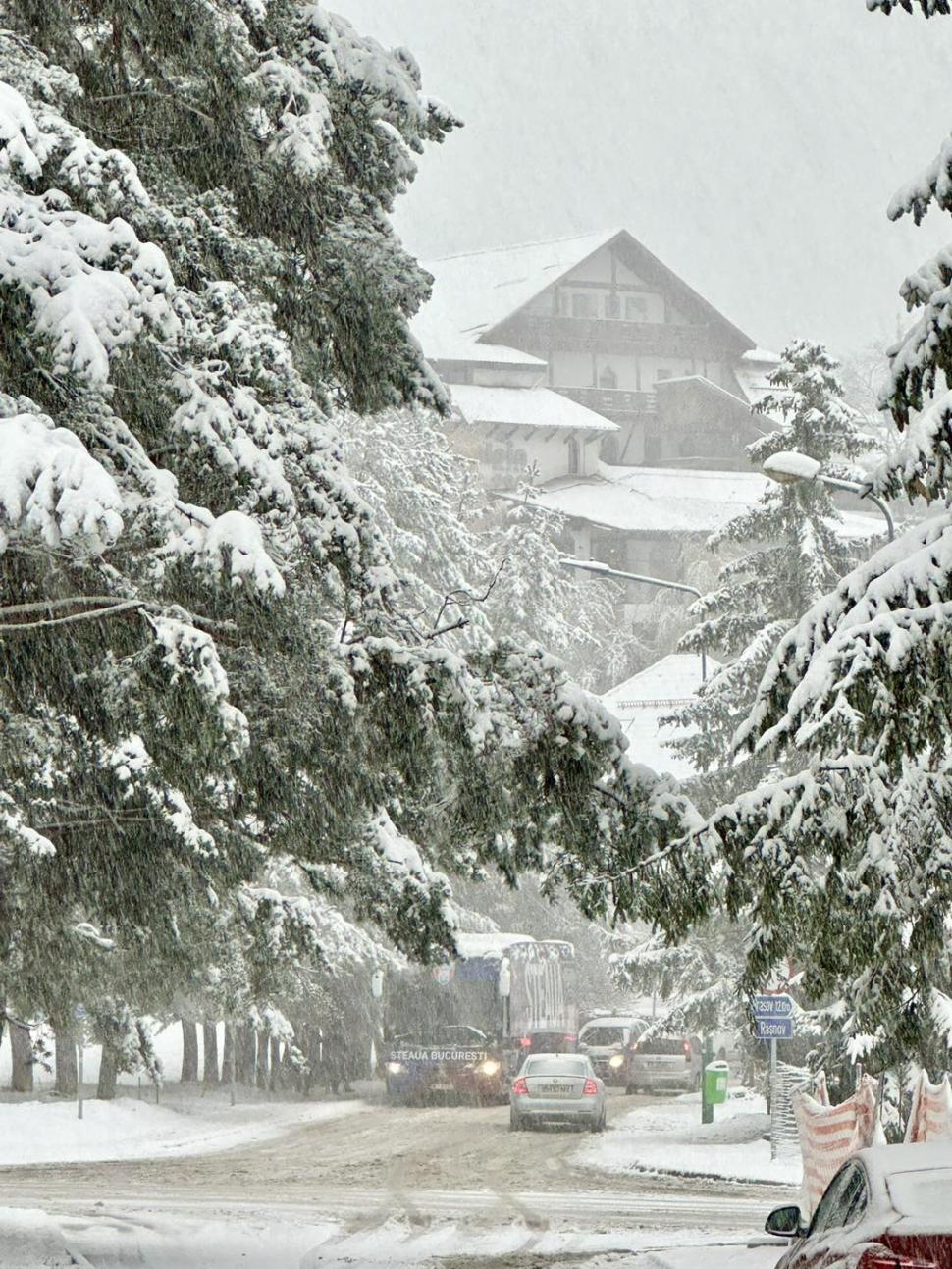 Staţiunile de la munte, pline cu turişti în primul weekend cu zăpadă: "Avem pârtie pregătită" 870132