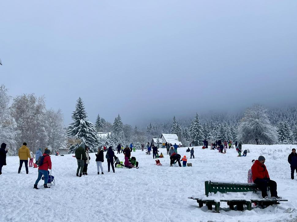 Staţiunile de la munte, pline cu turişti în primul weekend cu zăpadă: "Avem pârtie pregătită" 870133