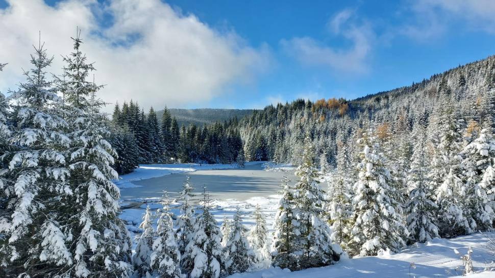 Staţiunile de la munte, pline cu turişti în primul weekend cu zăpadă: "Avem pârtie pregătită" 870142