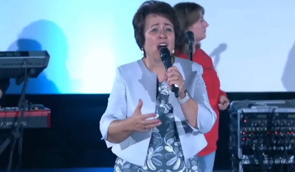 O femeie pastor cântă într-o slujbă despre rachete balistice: ”Ne ridicăm acolo, Doamne, cu avioane supersonice, pentru a duce vestea bună că Rusia este pentru Hristos!”