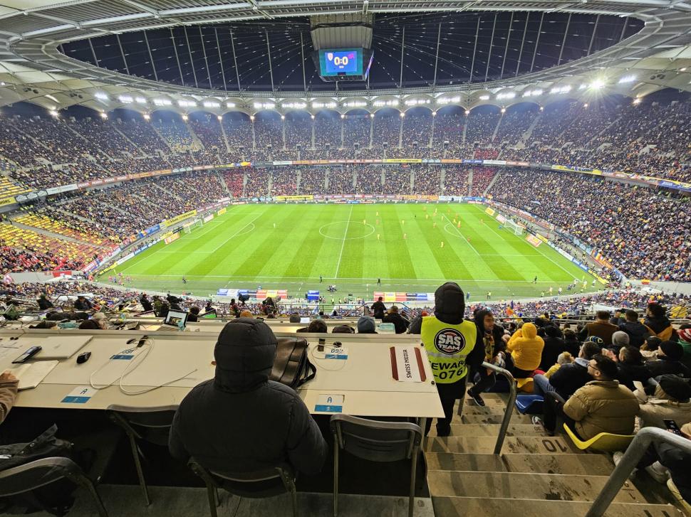 Zeci de petarde ascunse în diferite zone ale unei tribune, înaintea meciului România - Elveția 870492