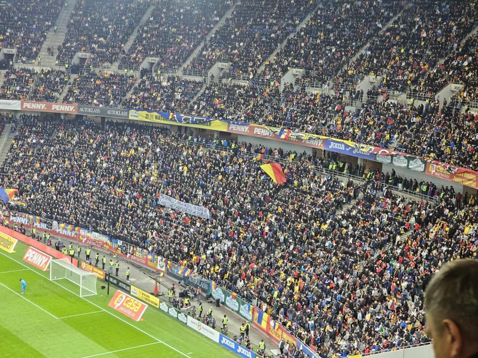 Zeci de petarde ascunse în diferite zone ale unei tribune, înaintea meciului România - Elveția 870494