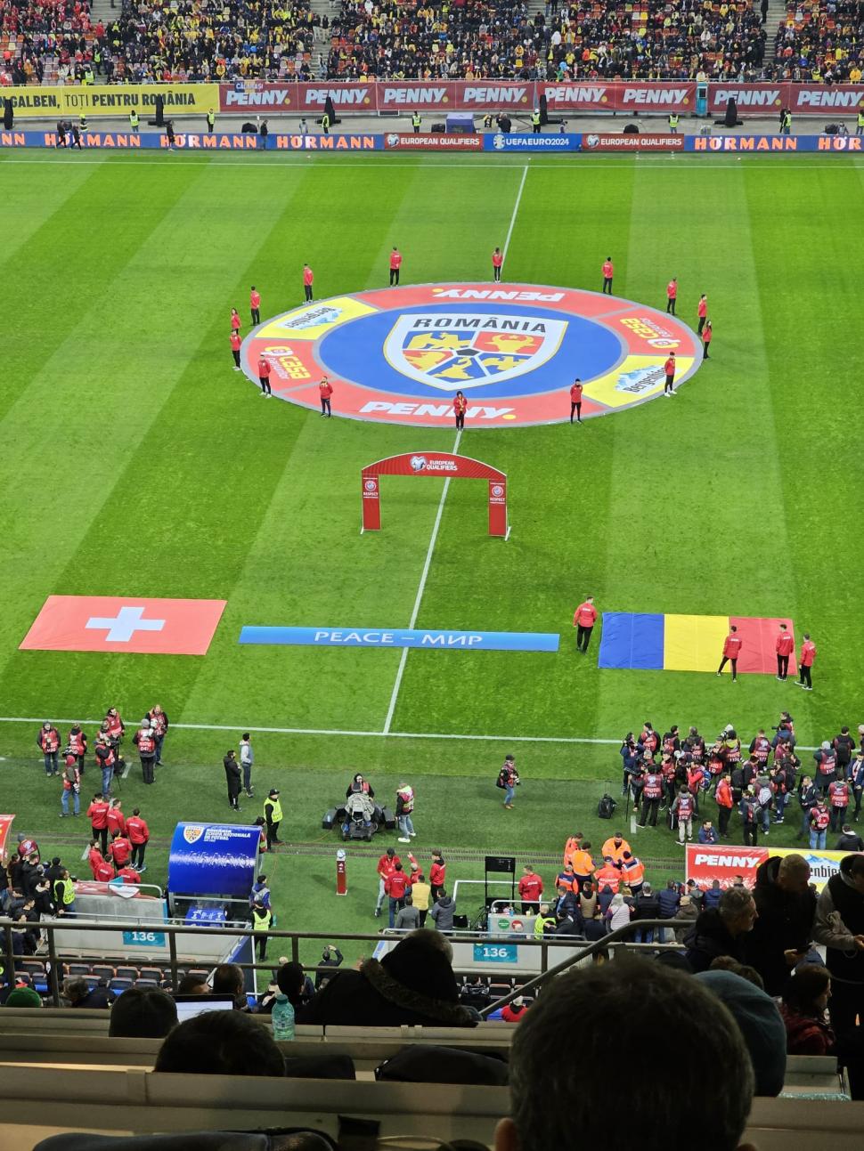 Zeci de petarde ascunse în diferite zone ale unei tribune, înaintea meciului România - Elveția 870497