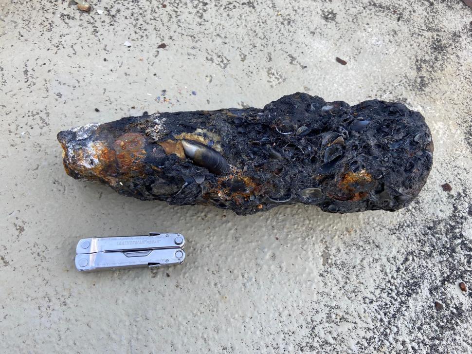 Proiectil din Al Doilea Război Mondial, găsit în timpul lucrărilor de lărgire a plajei din Eforie Nord 870479
