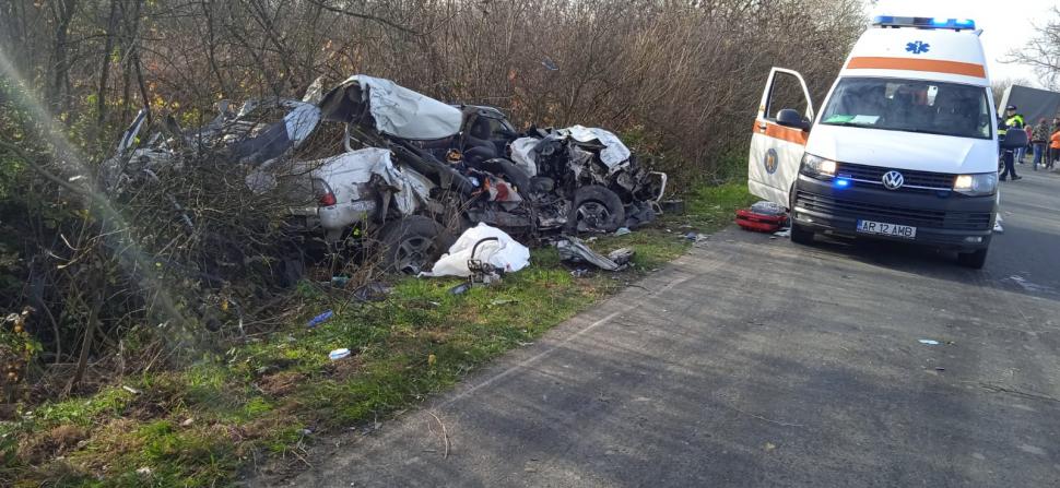 Accident teribil între o mașină și un TIR, la Arad. A intervenit elicopterul SMURD. Imagini de la locul impactului  870667