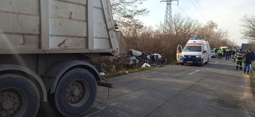 Accident teribil între o mașină și un TIR, la Arad. A intervenit elicopterul SMURD. Imagini de la locul impactului  870668