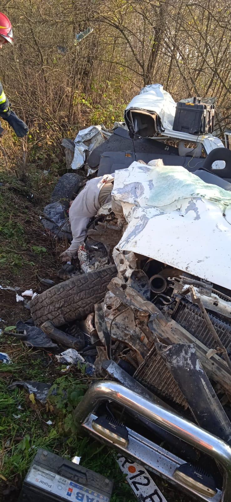 Accident teribil între o mașină și un TIR, la Arad. A intervenit elicopterul SMURD. Imagini de la locul impactului  870669