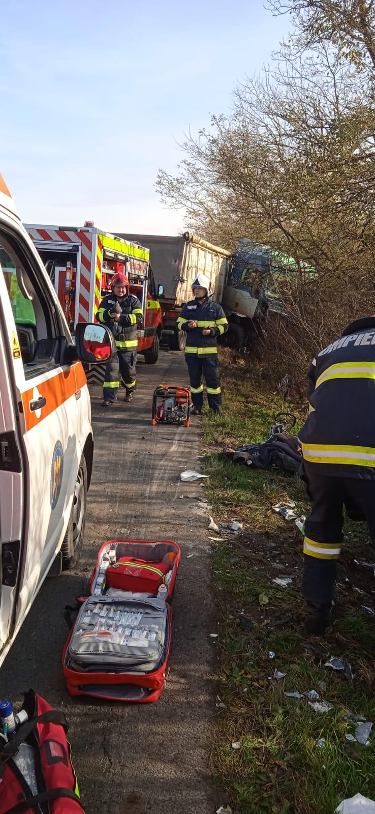 Accident teribil între o mașină și un TIR, la Arad. A intervenit elicopterul SMURD. Imagini de la locul impactului  870671