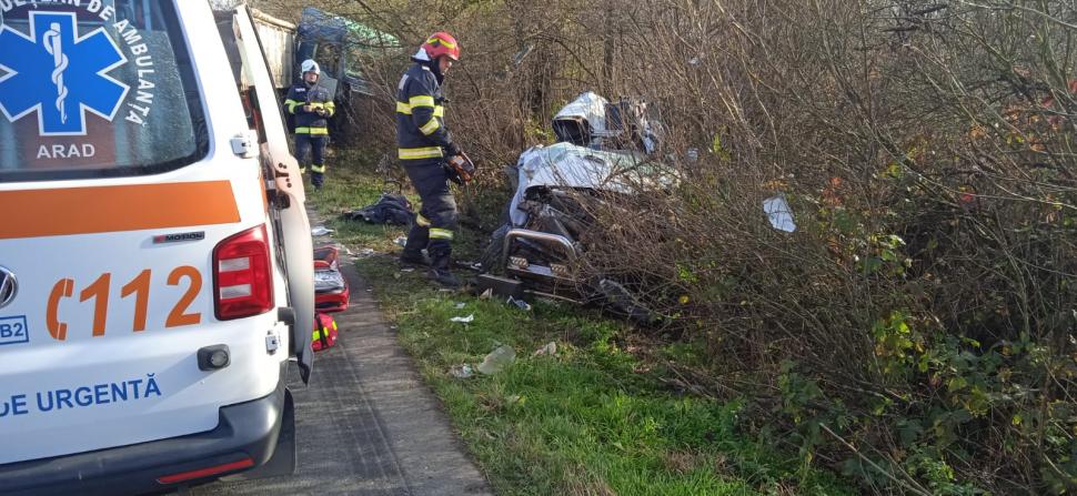 Accident teribil între o mașină și un TIR, la Arad. A intervenit elicopterul SMURD. Imagini de la locul impactului  870672