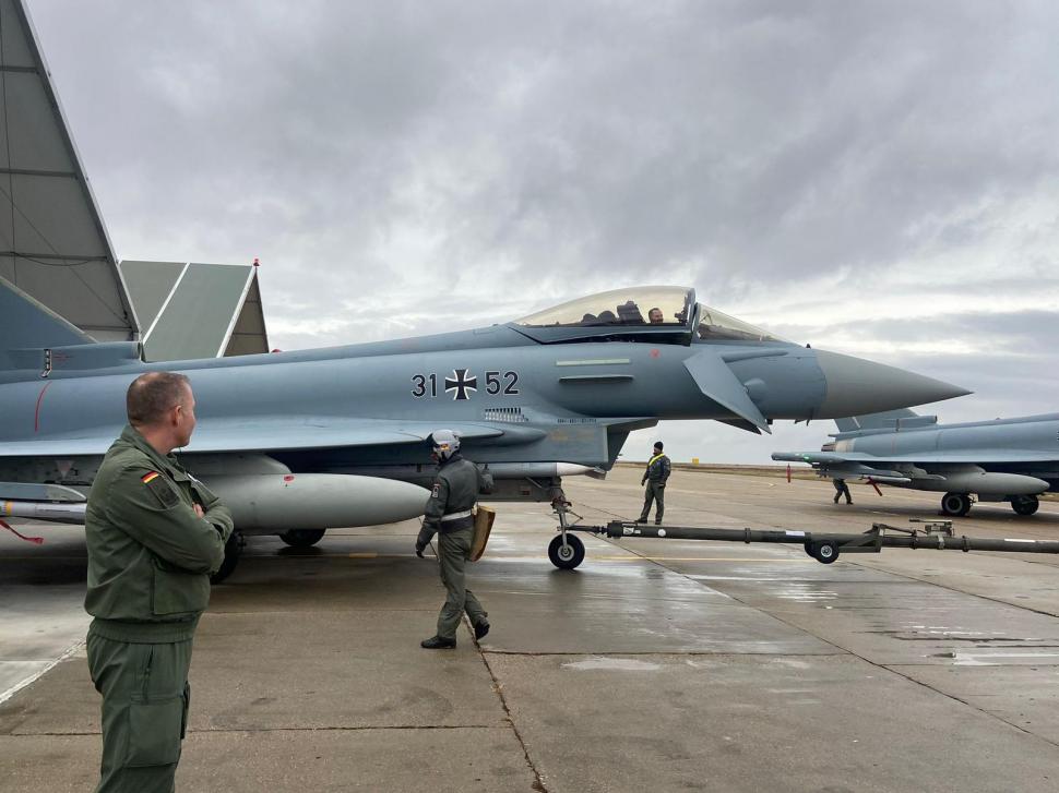 Avioanele de luptă Eurofighter din Germania au sosit astăzi în România: "Colaborăm la securizarea teritoriului nostru aliat" 870703