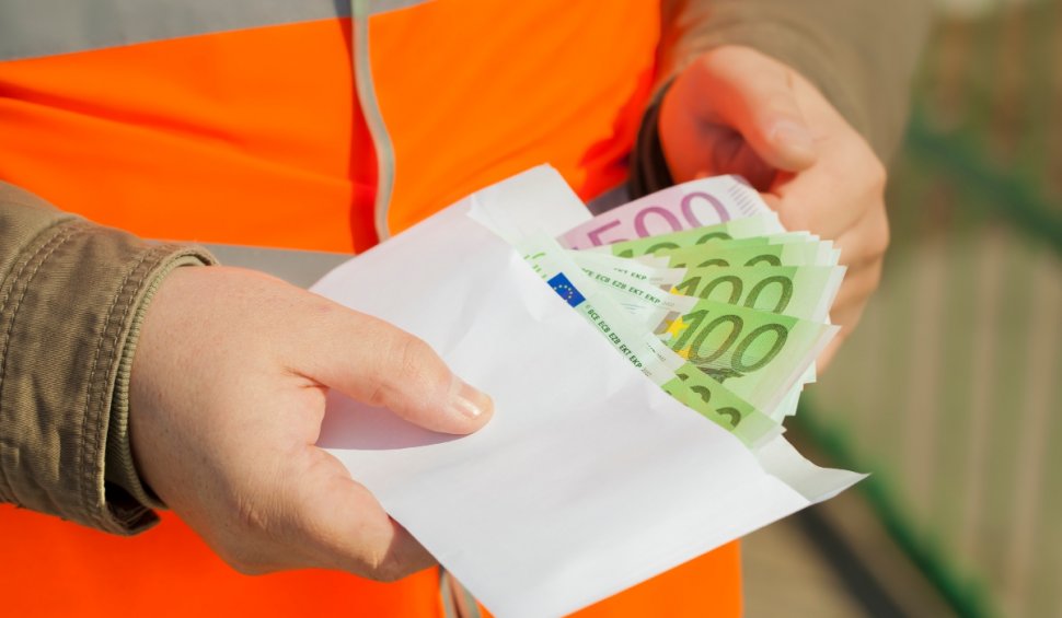 Jaf de 30.000 de euro, din banii comenzilor de Black Friday | Metoda aplicată de un curier român pentru a-şi înşela colegii