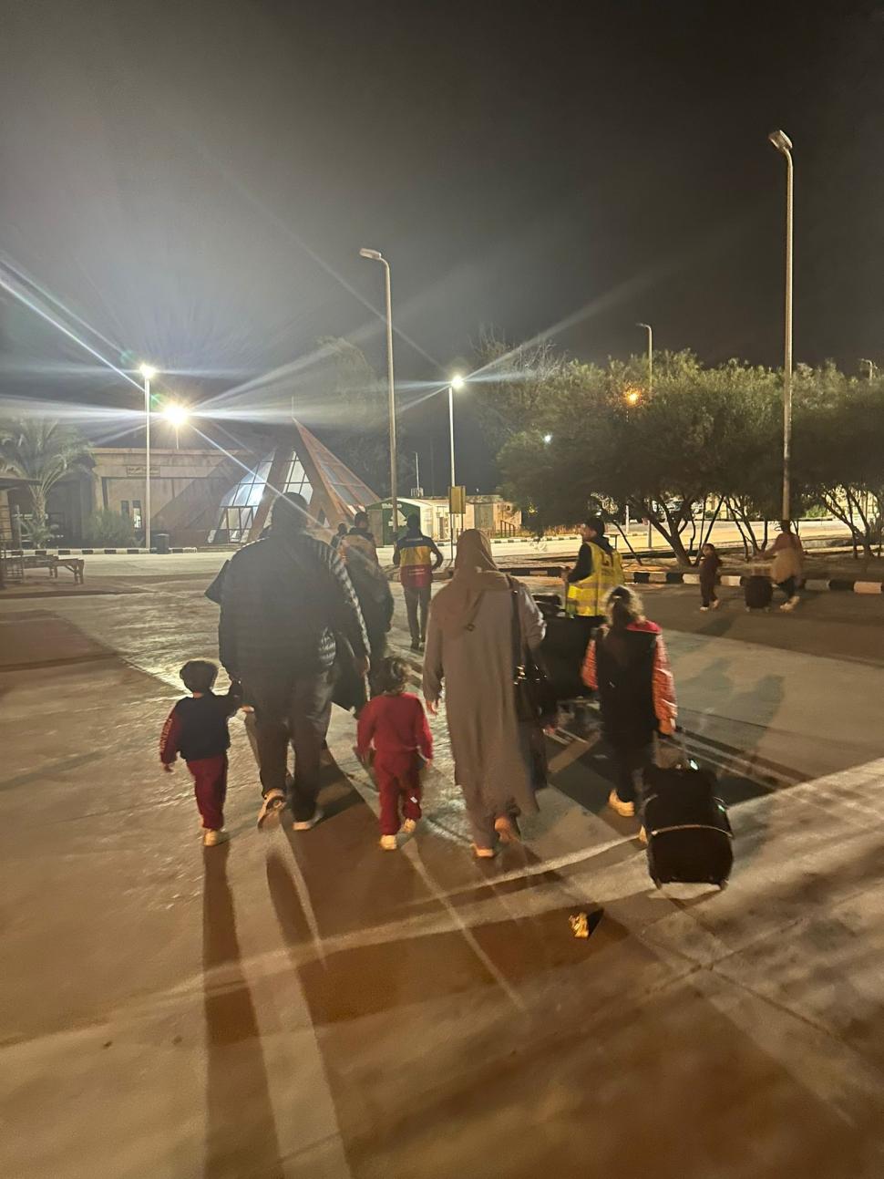 MAE: ”Un grup de 12 cetățeni români și membri de familie au fost evacuați din Fâșia Gaza” 870774